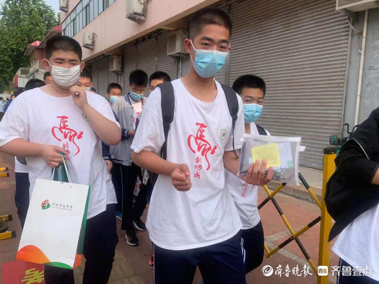 考生|用心了！考生身着“马到成功”“鲤鱼跃龙门”T恤入场考试