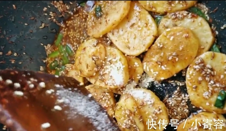 提升|炸土豆片撒上这种调料,香味瞬间提升10倍,一盘上来秒光。