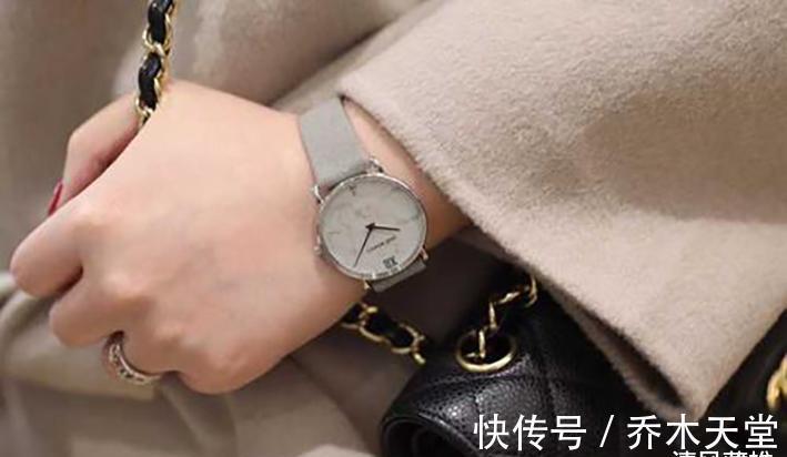 女表|适合三十岁独立女性的配饰,价格差不多的卡地亚山度士和蓝气球,谁更胜一筹