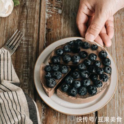蓝莓|餐厅必点的免烤入口即化的蓝莓巧克力慕斯，在家也能做