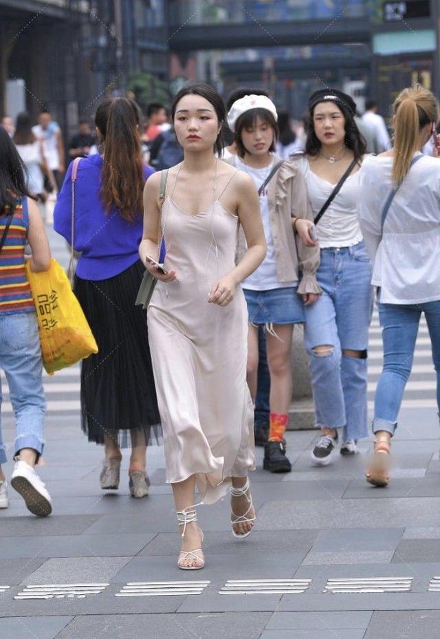 气质 米白色吊带裙搭配绑带高跟鞋,气质出众,青春靓丽