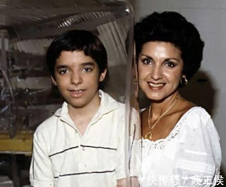 手术|12岁才走出隔离罩的“泡泡男孩”,在死亡前第一次触摸到了妈妈