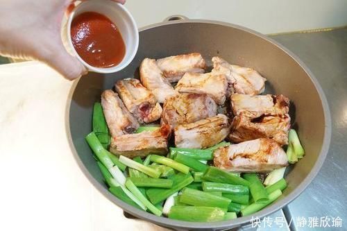 做排骨时,有人先焯水有人直接炖,老厨子全不对,教你正确做法