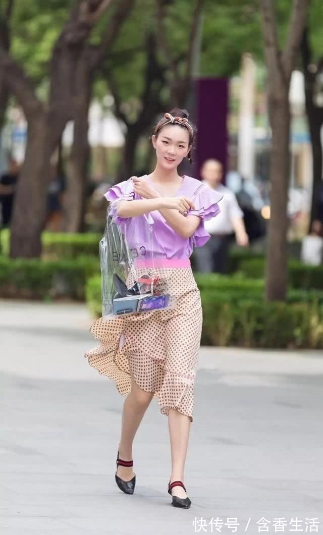 高跟鞋|街拍:夏日穿小众款真丝衬衫,看上去更加优雅大方