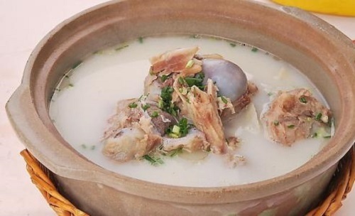 无论炖什么骨头汤,千万不要直接加水炖!多加这1步,汤又香又白