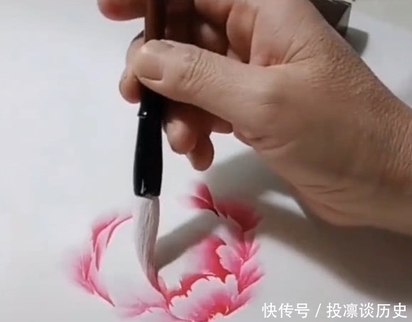 画笔$美术生画牡丹,随意的几笔就完成了,网友:传说中的国色天香