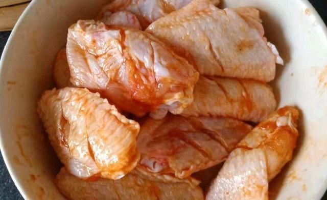 保鲜袋|这才是鸡翅最爽的吃法，提前腌一下，鸡翅香气扑鼻，越吃越好吃