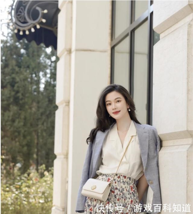 裙子 西装下少配裤子，现在流行“西装+裙子”，轻熟贵气又不失甜美！