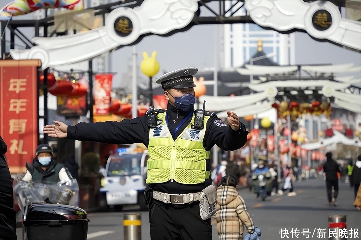 全力应对市民集中出行观灯大客流，上海黄浦警方多措守护豫园商城周边治安交通秩序