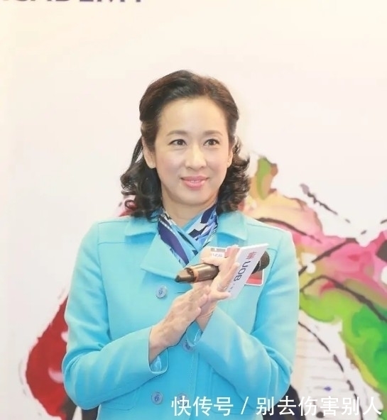 穿搭|朱玲玲私服真好看，海蓝色夹克搭半身裙显优雅，62岁一样有名媛范