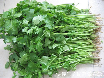 凉拌香菜木耳|香菜配上它，肚腩没了，腰也不痛了！女人不想满脸皱纹，可以试试