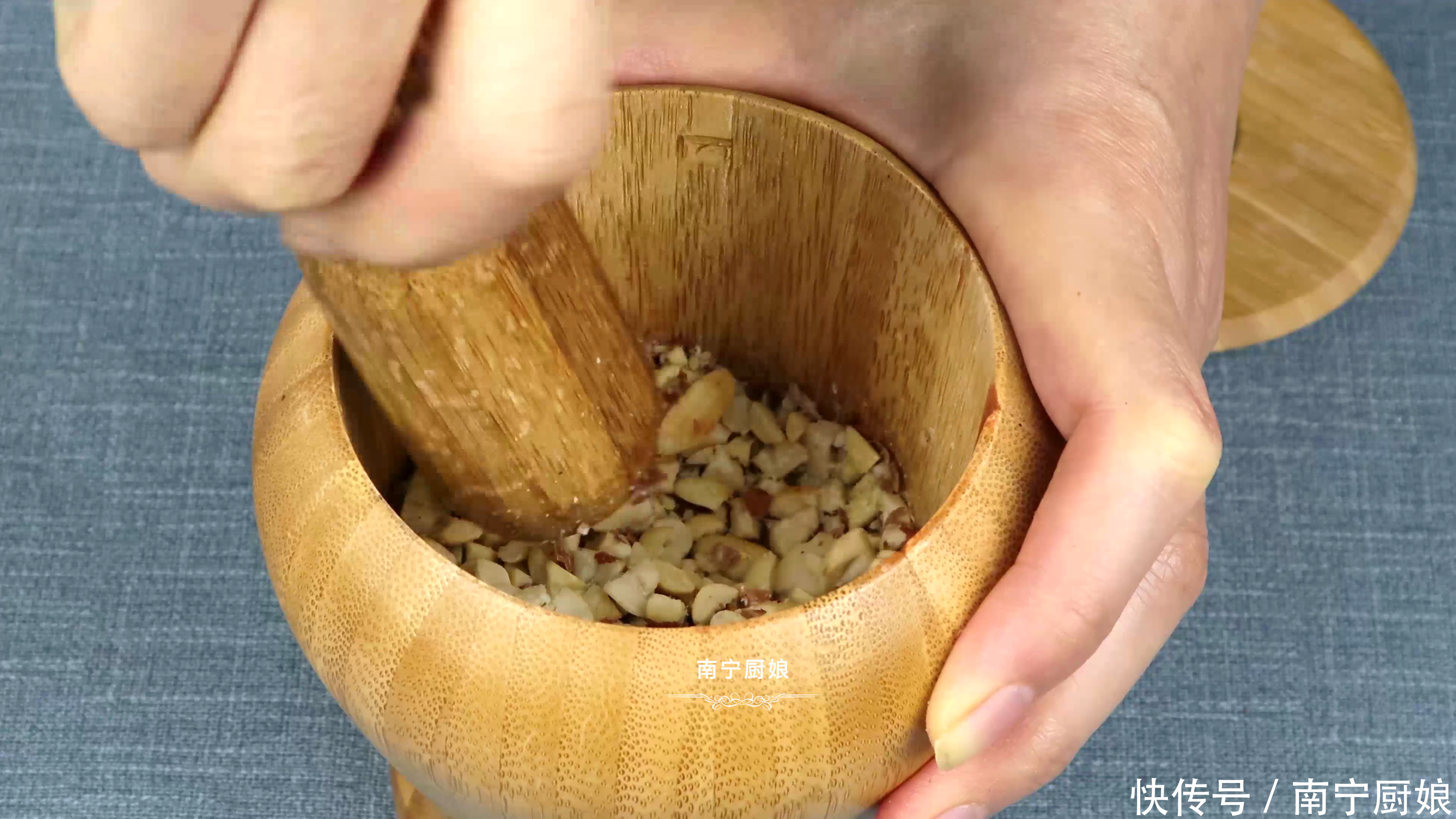 做辣椒油时，一定不要直接泼热油，多做一步，辣椒油想不好吃都难