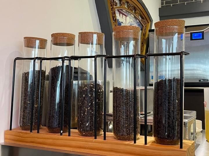 吧台|工位边上就是奶茶吧台，每天都有“喝不完”的奶茶！茶饮研发师到底有多爽？