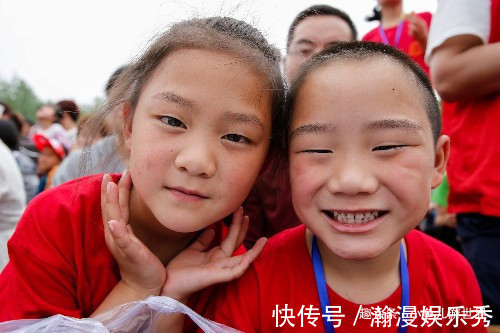 生双胞胎|30多对双胞胎相聚农村景区，还有一四胞胎，看看他们长得像么