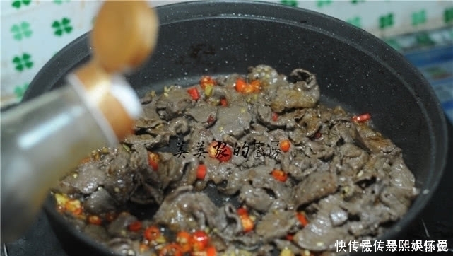 炒牛肉时，加料酒是大错特错加点“它”，鲜嫩水灵，还不粘锅