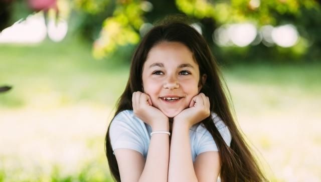 女孩子|女孩第一次来月经,若没早于这个年龄,偷着乐吧,不妨为女儿看看