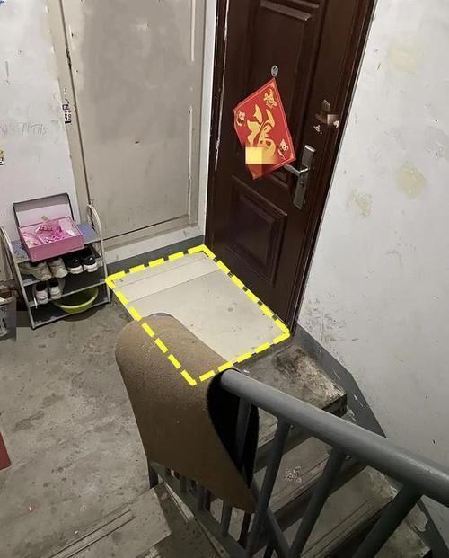 鞋柜|对门邻居不光把鞋柜放楼道，还砌了个2公分地台，这是你家院子