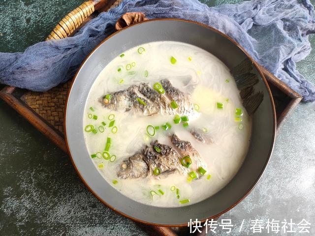 味鲜|熬鲫鱼汤,记住“2不放2窍门”,汤白味鲜无腥味,全家都爱喝