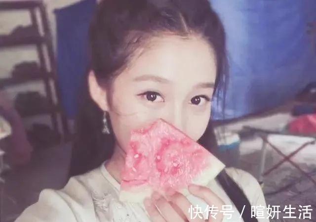 明星“吃水果”,趙麗穎暴露本性,千璽太重口味,她被批太做作!_樣子