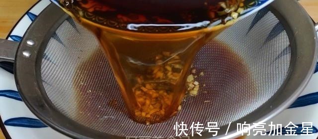 生姜和茶叶一起泡水喝，作用真是厉害，解决了很多人的大问题！