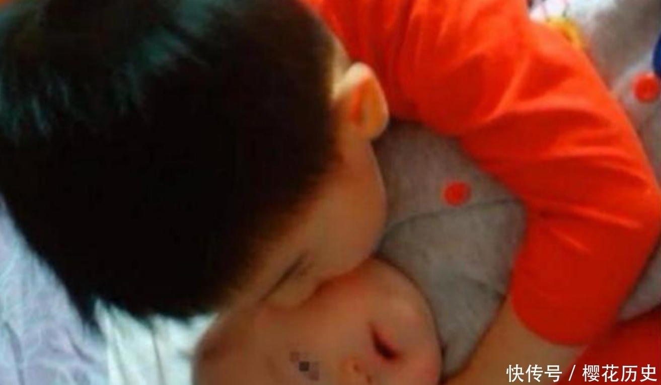 孩子|哥哥一亲近妹妹，妹妹却莫名哭闹，妈妈掀开妹妹衣服失声痛哭