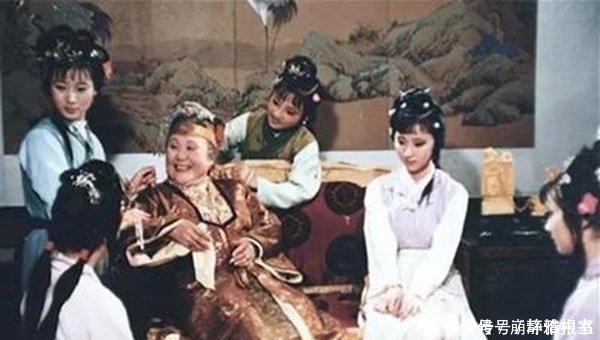 蘅芜院$抄检大观园时在潇湘馆发现异常,王熙凤为何要护着黛玉