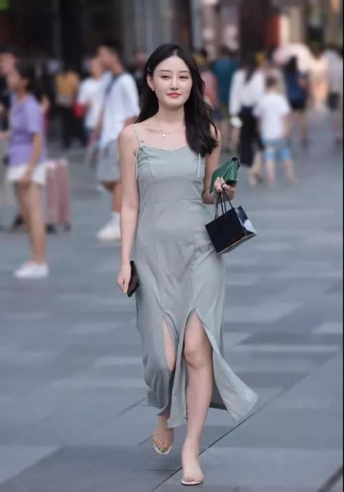 文雅 美女脚上一双尖头的高跟鞋,更是让她看上去十分的有女人味