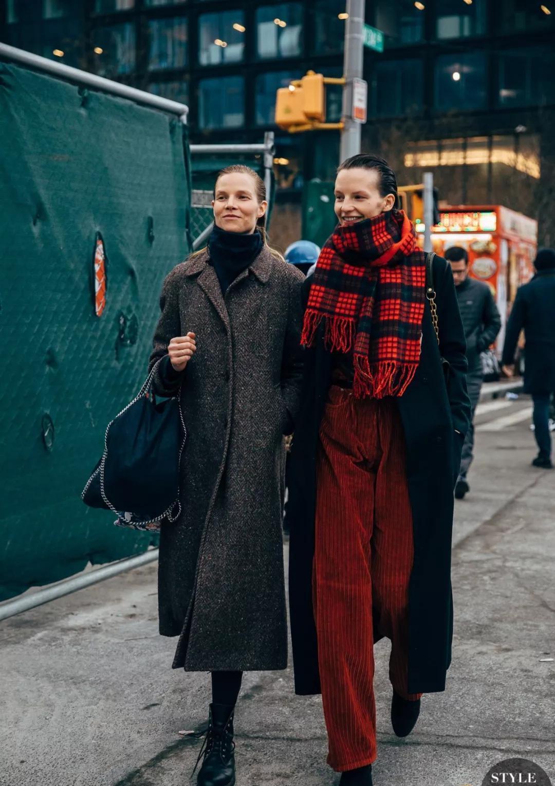 2021时尚秀场:开年时髦穿搭套路:“上短下长”,今天开始流行?