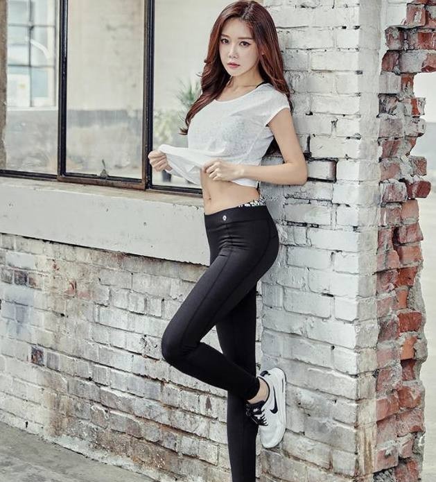 穿衣|街拍清秀突显的紧身打底裤美女,展现简洁利落的穿衣风格