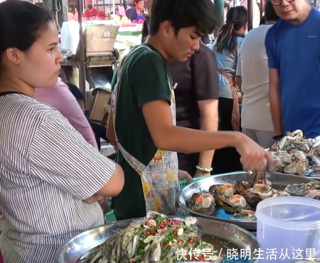 海鲜|马来西亚街头海鲜市场,螃蟹都是按筐来卖,直接拿起来就可以吃