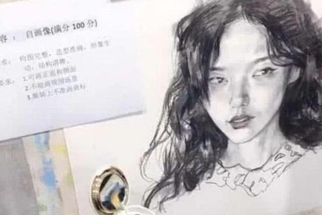 同学们$美术生“自画像”火了,老师看了直接给0分,本人和图片严重不符