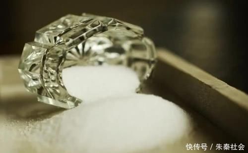 在卫生间里放一把食盐，一年下来能省好几百块，看完一家人都受益
