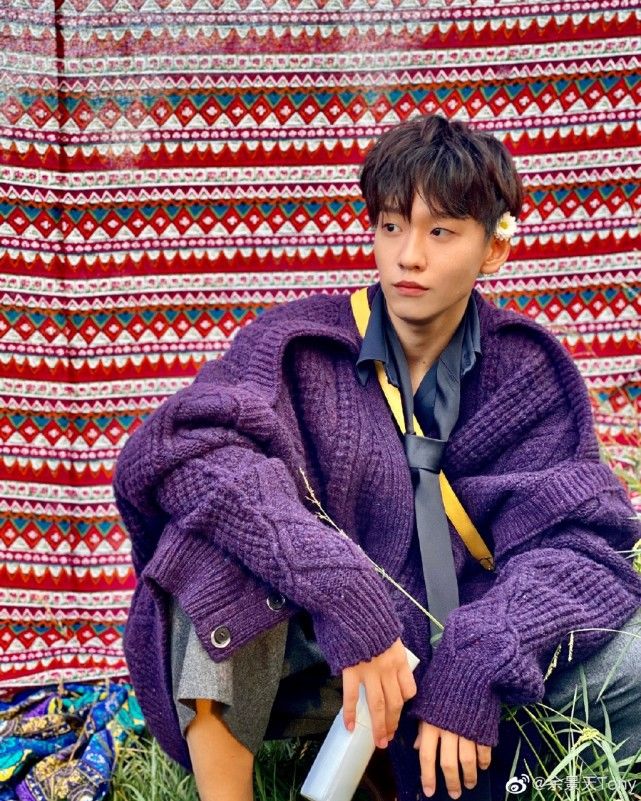 当粉丝太难了，没完成任务就要受处罚，当红爱豆行为引热议