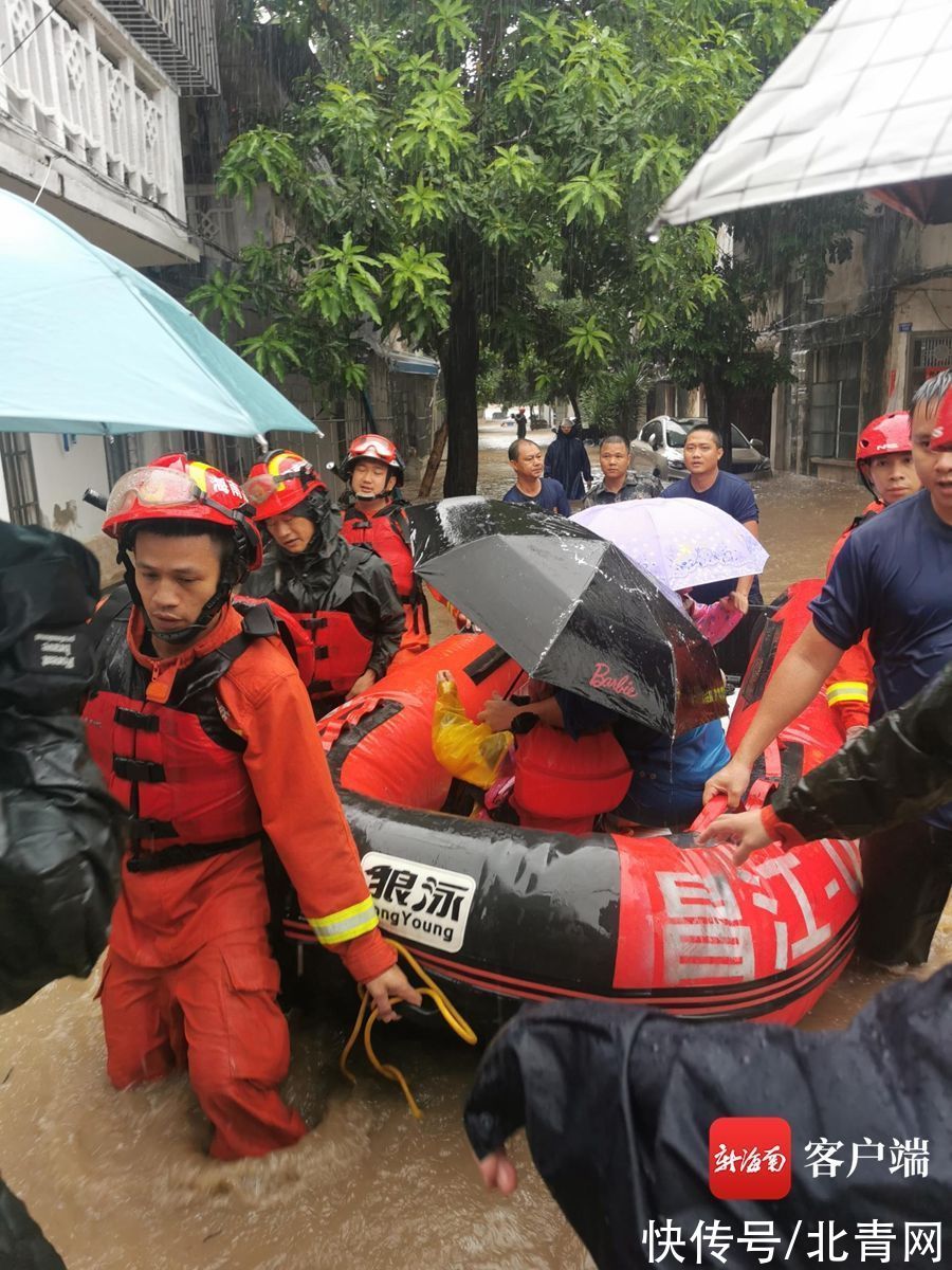 开展|昌江石碌城区部分路段被淹 各部门转移受灾群众