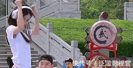 愷弟|baby戴耳機跳舞時,誰注意到宋雨琦下意識的表情,只有女生懂