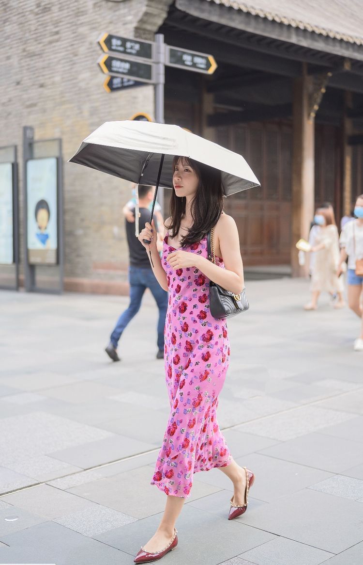 白色|街拍小姐姐身穿一款白色的吊带裙,美得让人心动