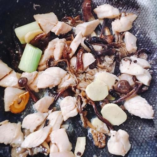  全家|自制红烧鸡块，堪称简易版的小鸡炖蘑菇，味道很好，全家都爱吃