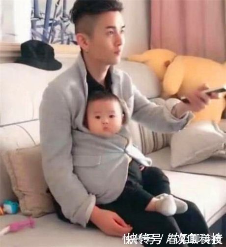 宝爸|又一位宝爸因独特的抱娃姿势火了,网友爸爸带娃,活着就行
