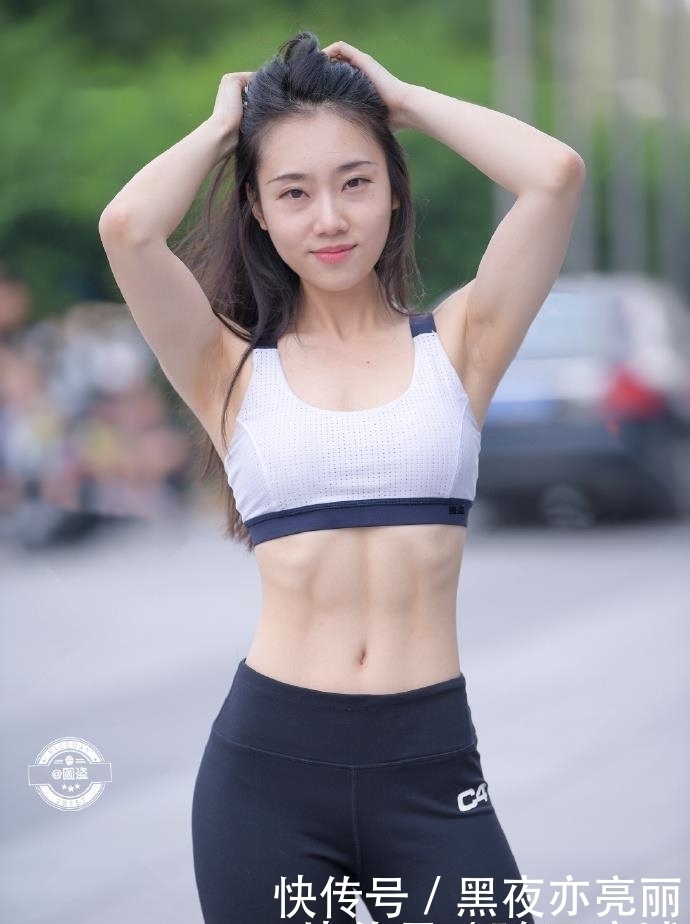 成熟的女人最迷人,小姐姐运动背心彰显性感身材