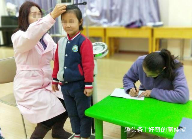 孩子|孩子2个特征暗示“身高矮”,再过几年也长不高,父母别期待了