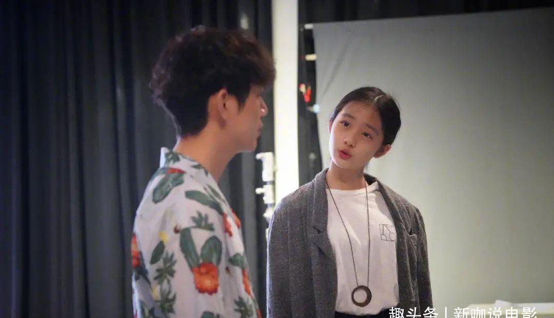 暗恋桃花源|15岁黄多多起点高,与何炅同台演话剧,优雅气质溢出屏幕
