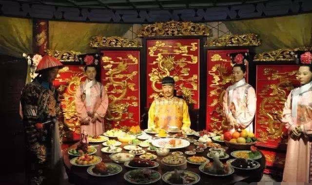 老祖宗|古代皇帝用膳,为何每道菜不能夹第3筷子?老祖宗定下的规矩