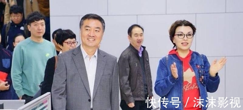 说法度$李瑞英“爬藤体”书法引争议,线条绵软羸弱,网友:字反其人