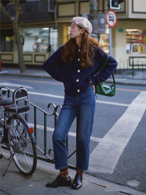 2021早春建议大家多穿“奶奶衫”，时髦优雅又气质，怎么搭都好看