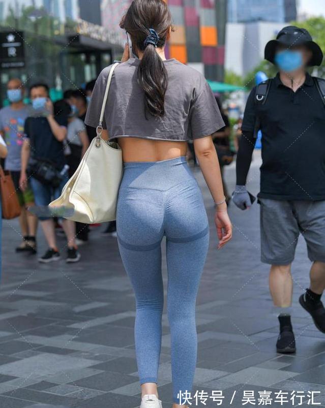 短衫 灰白色小款上衣,配一件蓝色九分裤,展现出帅气动感的穿搭风格