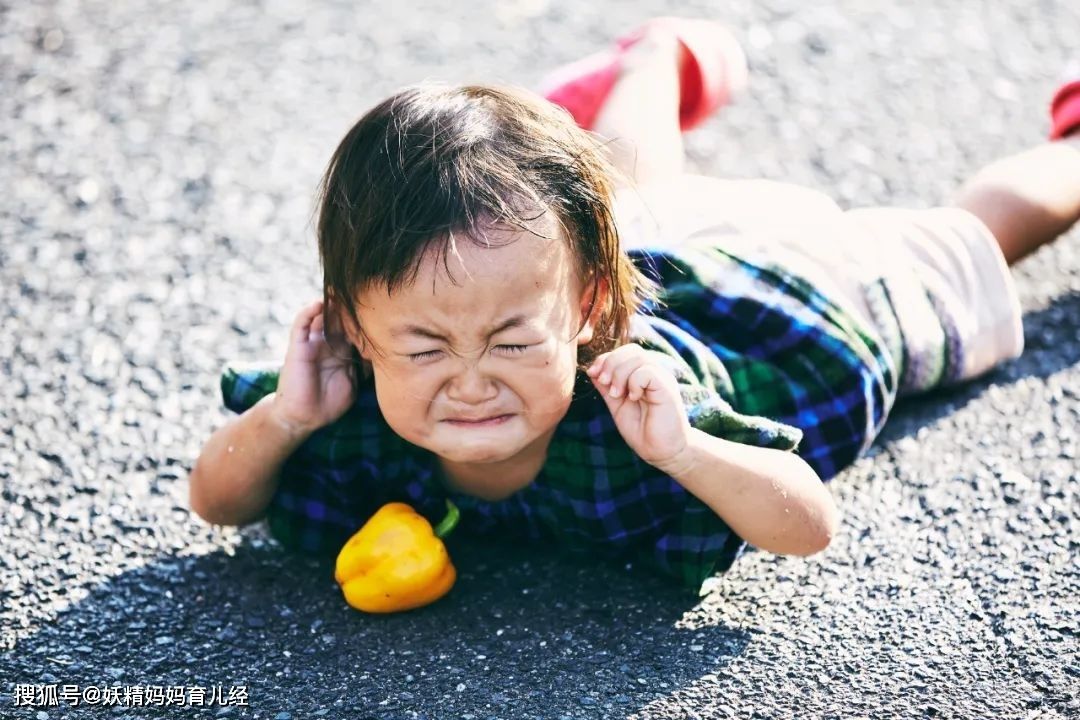 不行|只会说＂别哭了＂可不行，孩子哭闹时，高智商父母常说这句话