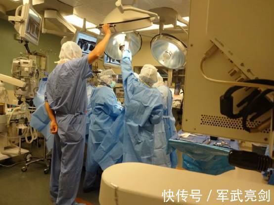 病房|医护大厅趴满人,临死前表现如出一辙,美医生:85%的人没打疫苗