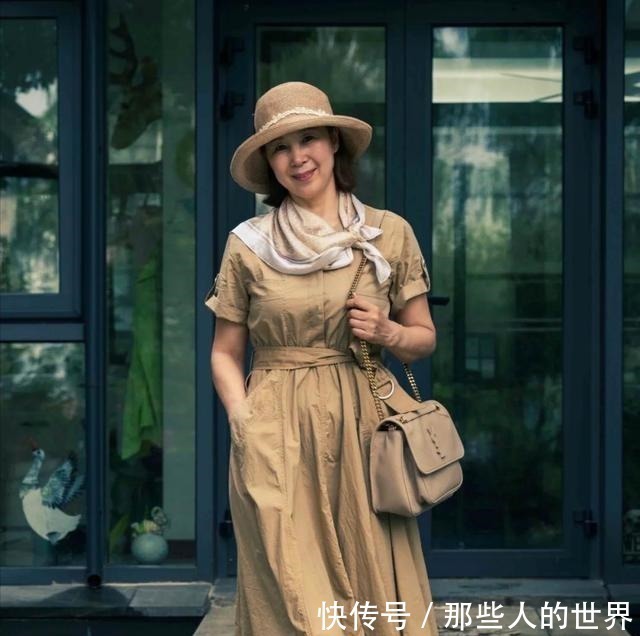 穿搭 这位65岁奶奶的穿搭真养眼,端庄优雅不做作,时尚感不输年轻人!