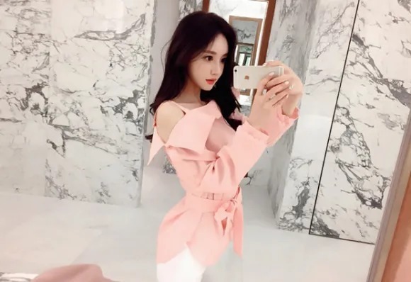 粉底色|美图欣赏:孙允珠,粉底色玫瑰斜肩灯笼袖休闲衫
