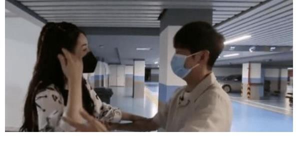 谢娜产子后首上综艺!穿短裙跳热舞身材没变化,何炅开车接她上班